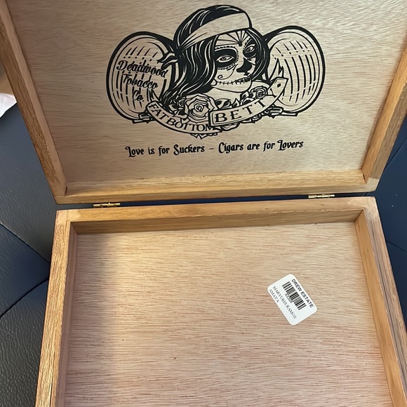 Fat Bottom Betty - Deadwood Tobacco Co. Wood Cigar Box with Metal Latch Closure - Picture 4 of 7